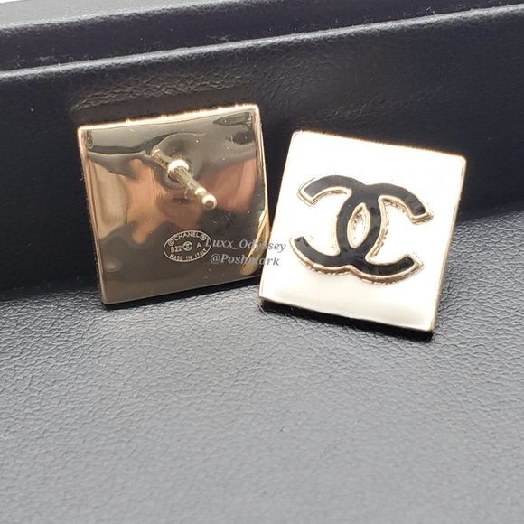 Chanel CC Logo Earrings - Picture 5 of 11